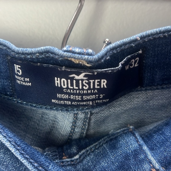 Hollister Advanced Stretch Distressed High Rise Short 3” in Dark Wash - Picture 3 of 4